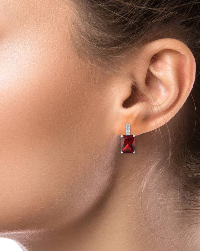 Aretes colgantes con zirconias cúbicas rojas talla esmeralda y pavé en latón bañado en rodio, foto 2