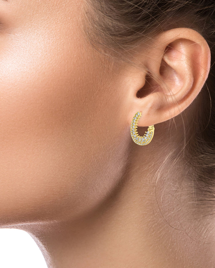 Aretes de aro Huggie curvos con zirconias cúbicas talla marquesa y redondas en latón bañado en oro, foto 4