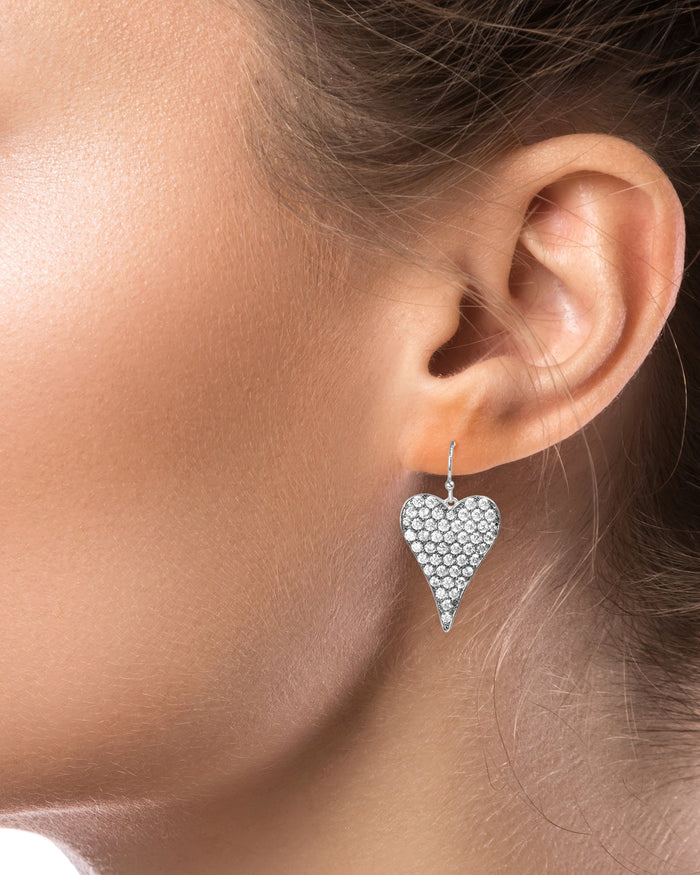 Aretes colgantes de corazón con zirconias cúbicas en engaste pavé en latón bañado en rodio, foto 2