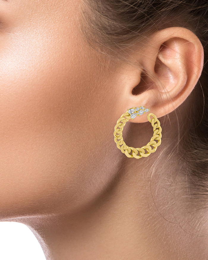 Aretes de medio aro de cadena con zirconias cúbicas talla pera en latón bañado en oro de 18K, foto 2
