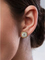 Aretes de botón con zirconia cúbica talla cojín y halo en latón bañado en oro de 18K, foto 2