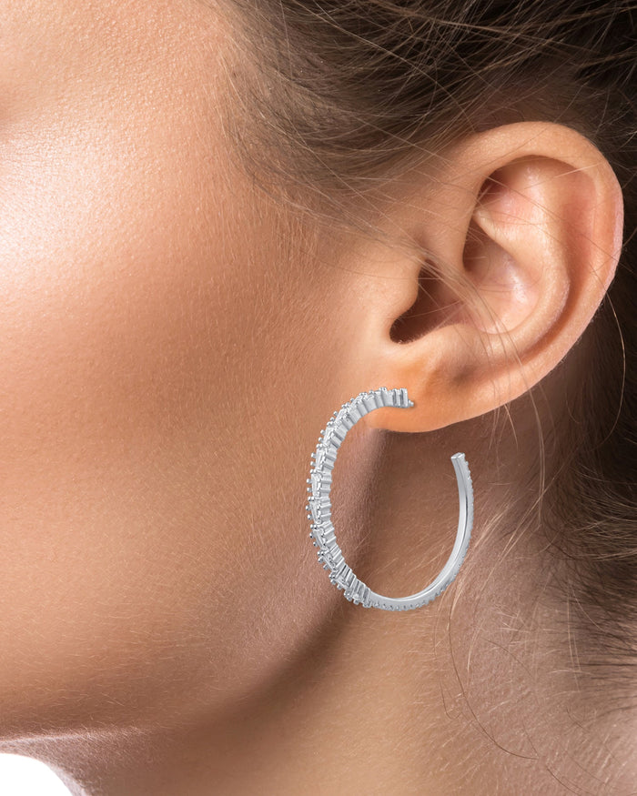 Aretes de aro grandes con zirconias cúbicas baguette en latón bañado, foto 3