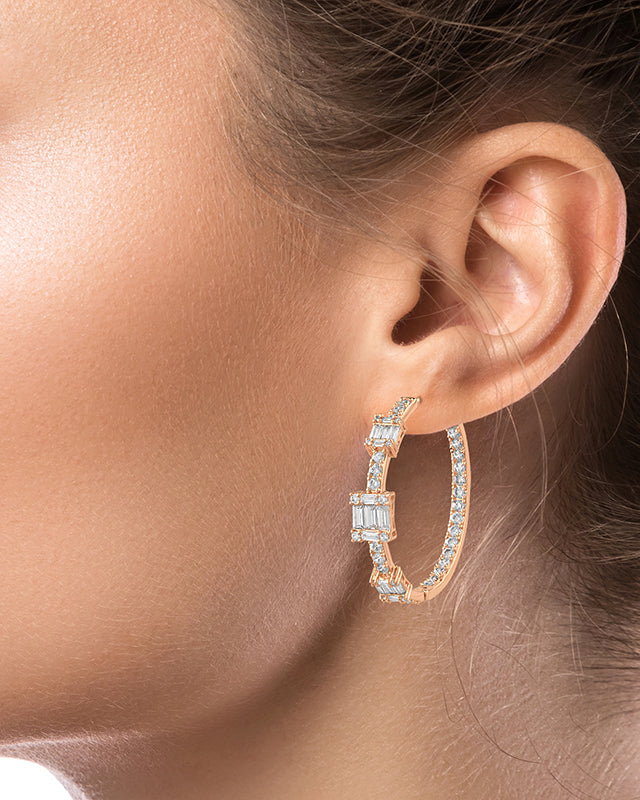 Aretes de aro con estaciones de zirconias cúbicas baguette y pavé en latón bañado en rodio o en oro rosa, foto 3