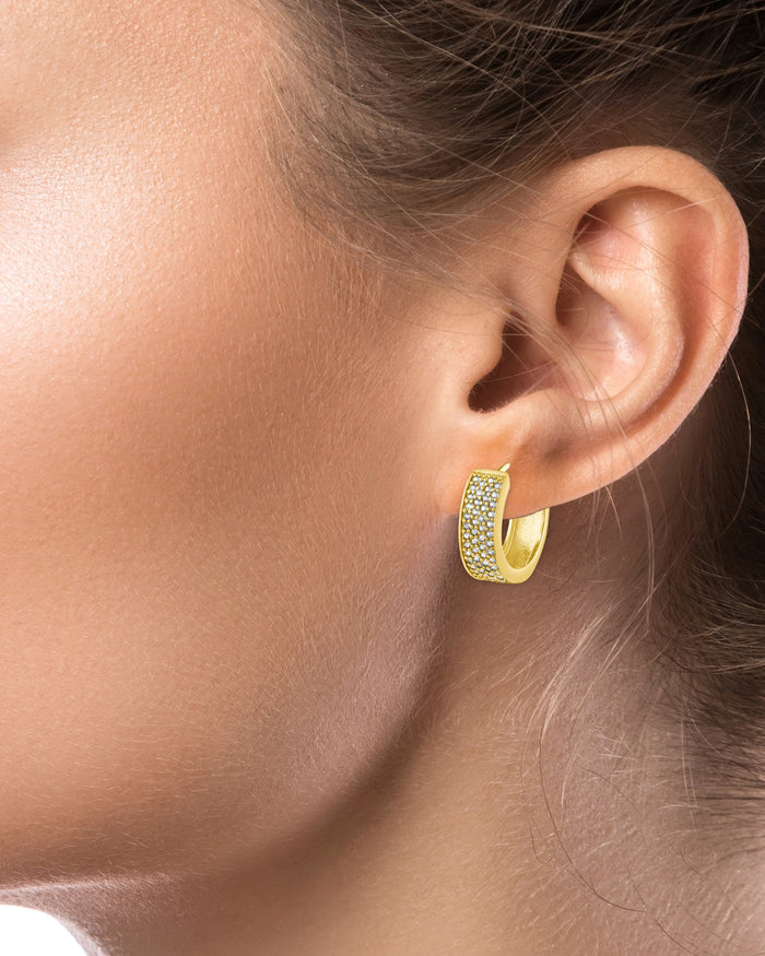 Aretes de aro gruesos con zirconias cúbicas en micro engaste pavé en latón bañado en oro de 18K, foto 2