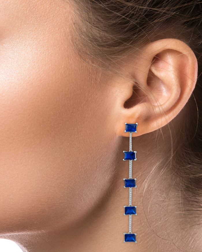 Aretes colgantes con barra y zirconias cúbicas azules talla esmeralda en latón bañado en rodio, foto 2