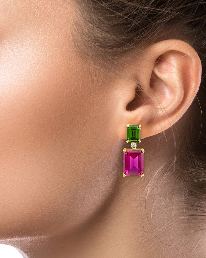 Aretes colgantes con zirconias cúbicas talla esmeralda, verde sobre rosa, en latón bañado en oro de 18K, foto 2