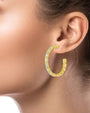 Aretes de aro con zirconias cúbicas talla esmeralda en engaste de bisel en latón bañado en oro, foto 2