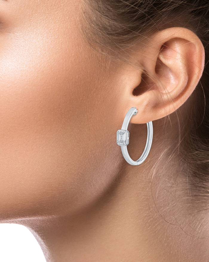 Aretes de aro con una zirconia cúbica talla esmeralda en engaste de bisel en latón bañado en rodio, foto 2