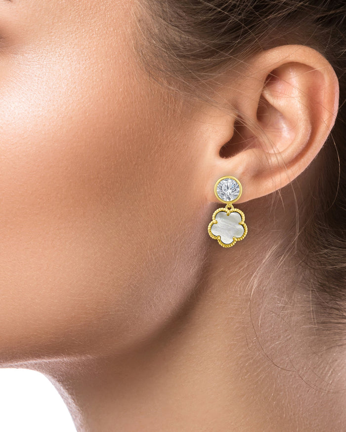 Aretes de botón con zirconia cúbica redonda y trébol colgante en latón bañado en oro, foto 8
