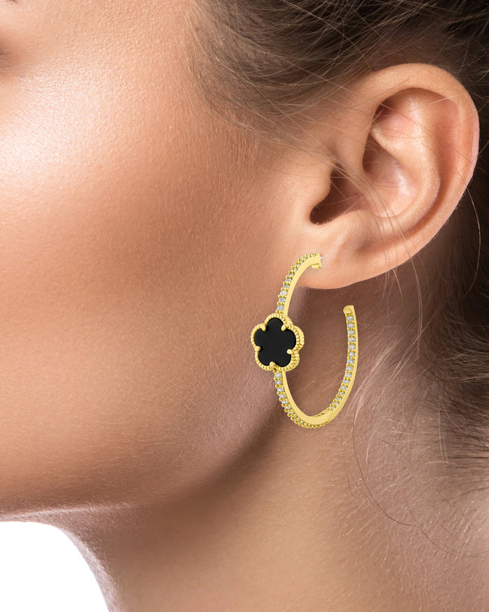 Aretes de aro con trébol y pavé de zirconias cúbicas en latón bañado en oro, foto 8