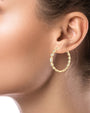 Aretes de aro con zirconias cúbicas redondas y baguette en engaste de bisel en latón bañado en oro, foto 2