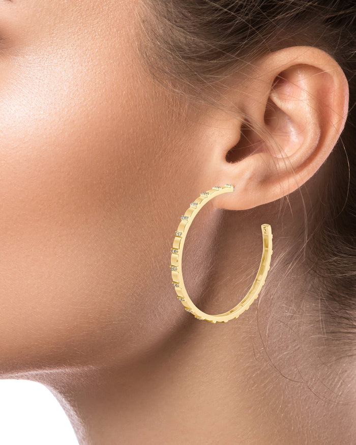 Aretes de aro texturizados bañados en oro con zirconias cúbicas en engaste de bisel, foto 2