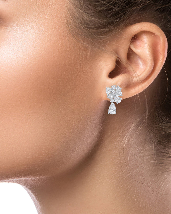 Aretes de racimo pequeños con zirconias cúbicas talla pera en latón bañado en rodio, foto 2