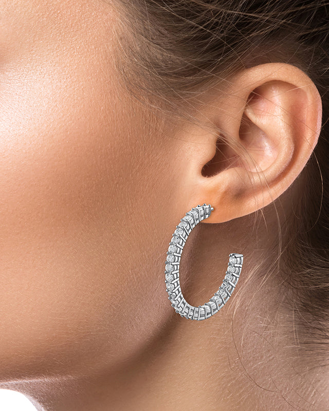 Aretes de aro inside-out redondos con zirconias cúbicas en latón bañado en rodio, foto 2