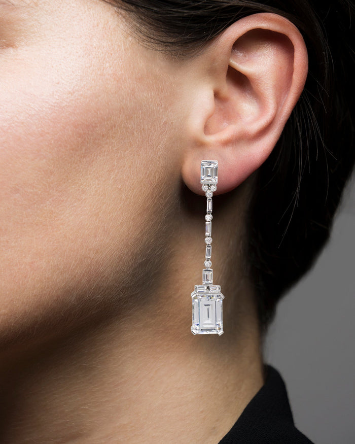 Aretes colgantes lineales estilo deco con zirconias cúbicas talla esmeralda en plata de ley, foto 2