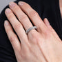 Anillo de banda abovedado con pavé de zirconias cúbicas redondas en latón bañado en rodio, foto 3