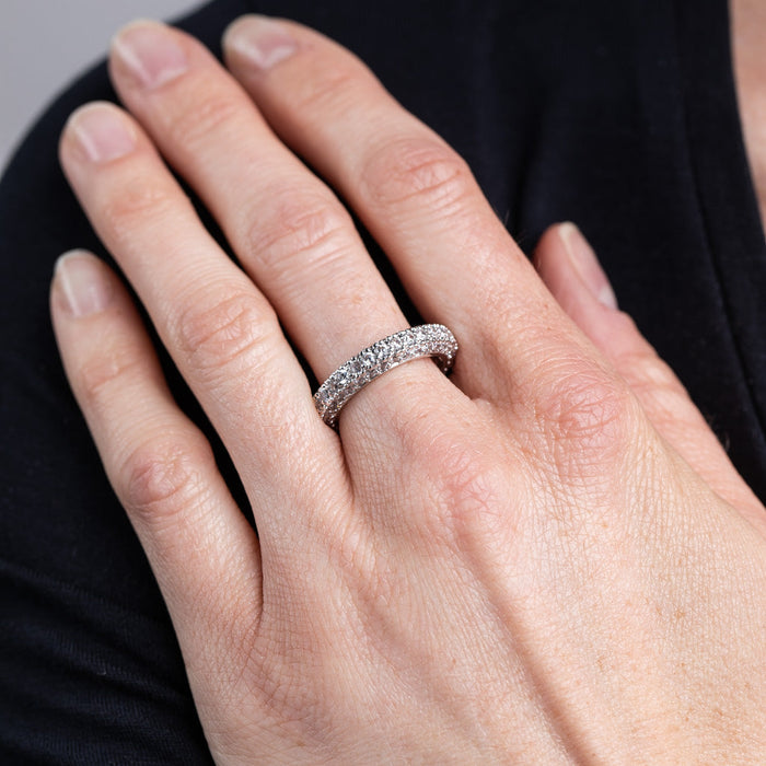 Anillo de banda abovedado con pavé de zirconias cúbicas redondas en latón bañado en rodio, foto 3