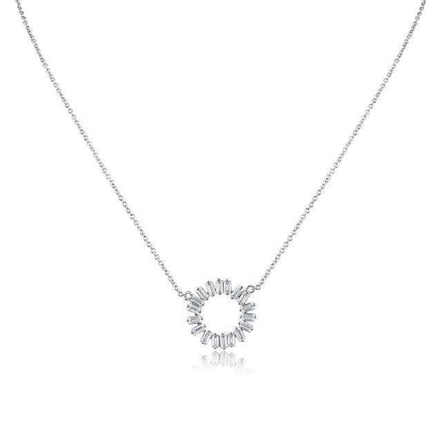 Collar con colgante de círculo abierto con zirconias cúbicas talla esmeralda en latón bañado en rodio, foto 1