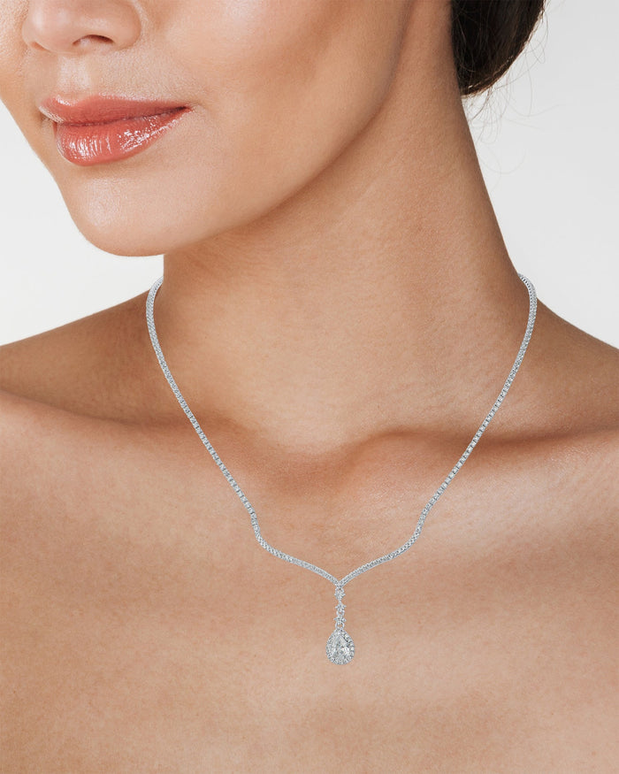 Collar con colgante de zirconia cúbica pera con halo en latón bañado en rodio, foto 4