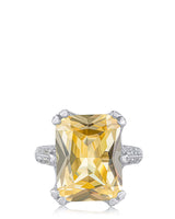 Anillo statement con zirconia cúbica amarillo canario talla esmeralda y pavé en latón bañado en rodio