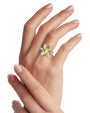 Anillo statement con zirconia cúbica amarillo canario talla esmeralda y pavé en latón bañado en rodio, foto 3