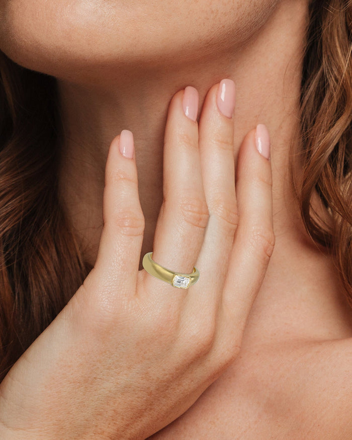 Anillo de banda con zirconia cúbica talla esmeralda en latón bañado en oro, foto 2