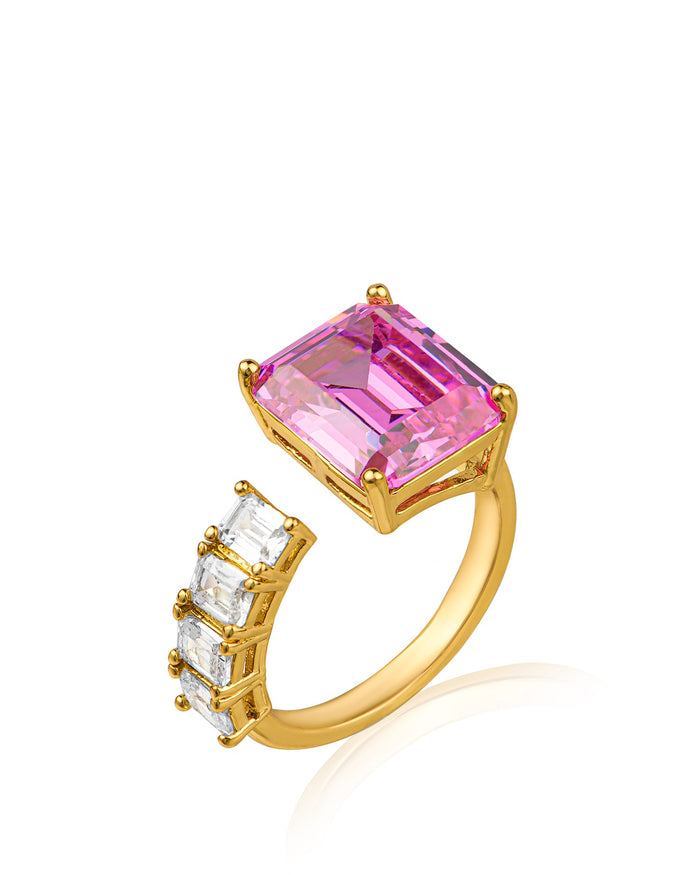 Anillo de cóctel abierto con zirconias cúbicas talla esmeralda en latón bañado en oro, foto 1