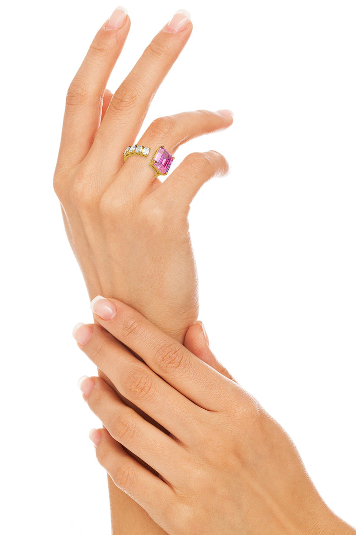 Anillo de cóctel abierto con zirconias cúbicas talla esmeralda en latón bañado en oro, foto 2