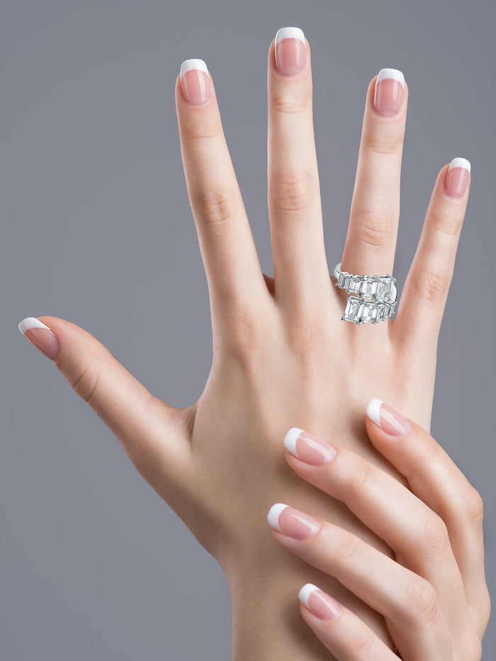 Anillo envolvente con zirconias cúbicas talla esmeralda graduadas en latón bañado en rodio, foto 2