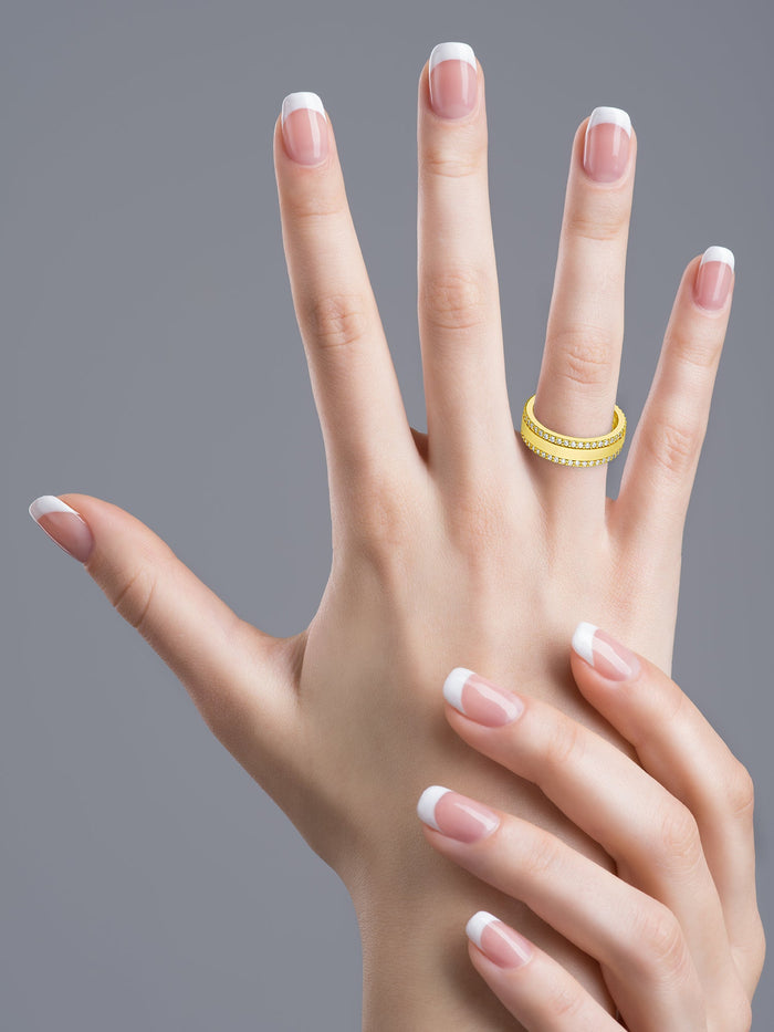 Anillo de banda con doble borde de zirconias cúbicas en engaste pavé en latón bañado en oro de 18K, foto 2