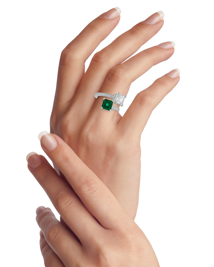 Anillo envolvente abierto con dos zirconias cúbicas verdes talla princesa en latón bañado en rodio, foto 2