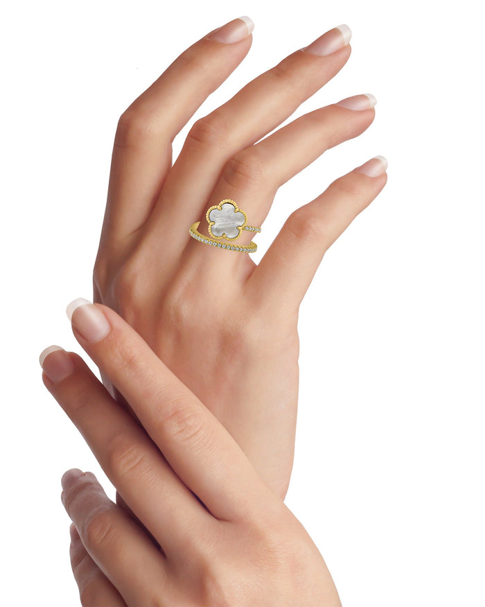 Anillo envolvente con trébol y zirconias cúbicas en engaste pavé en latón bañado en oro, foto 8