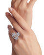 Anillo de tres flores con zirconias cúbicas baguette y redondas en latón bañado en rodio, foto 2