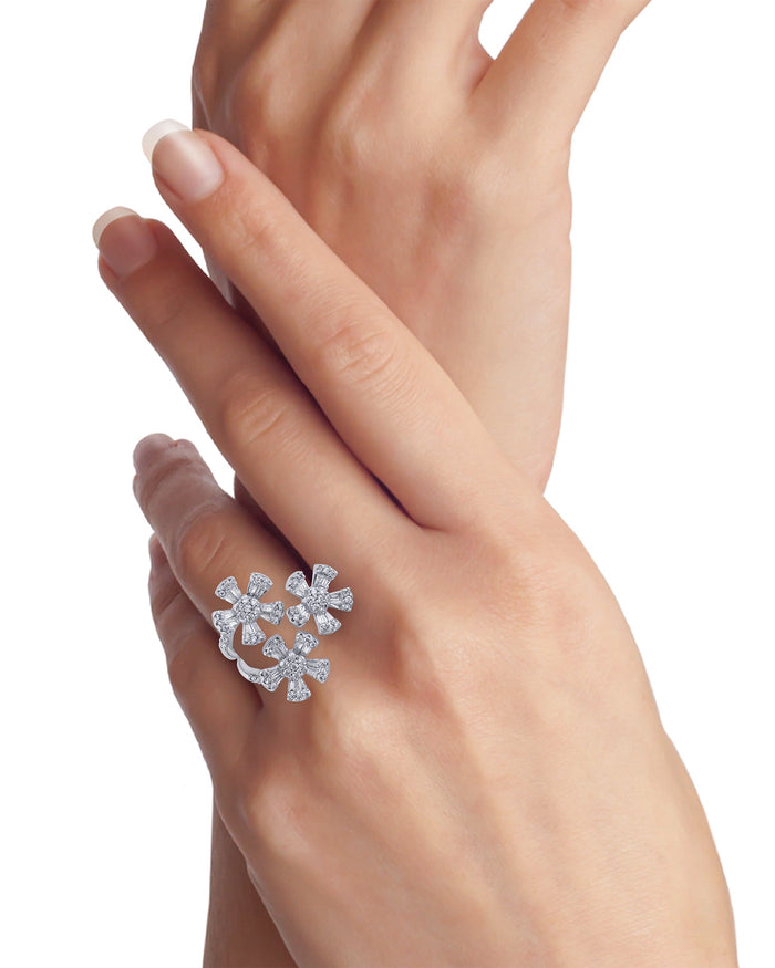 Anillo de tres flores con zirconias cúbicas baguette y redondas en latón bañado en rodio, foto 2