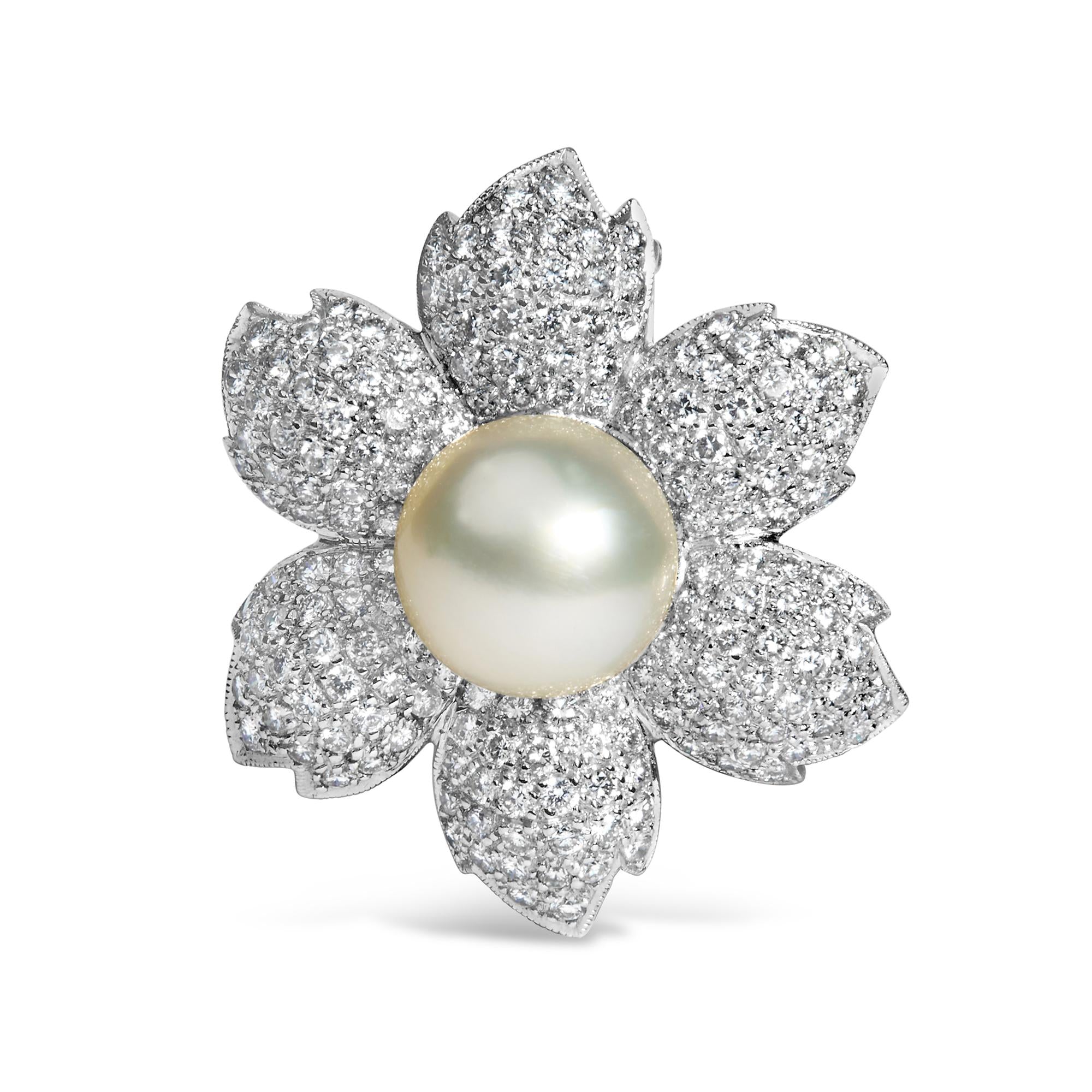 Broche prendedor floral con diamantes de 2 3/4 ct. p.t. y perla cultivada de agua dulce de 12.5 mm en oro blanco de 18K, foto 1
