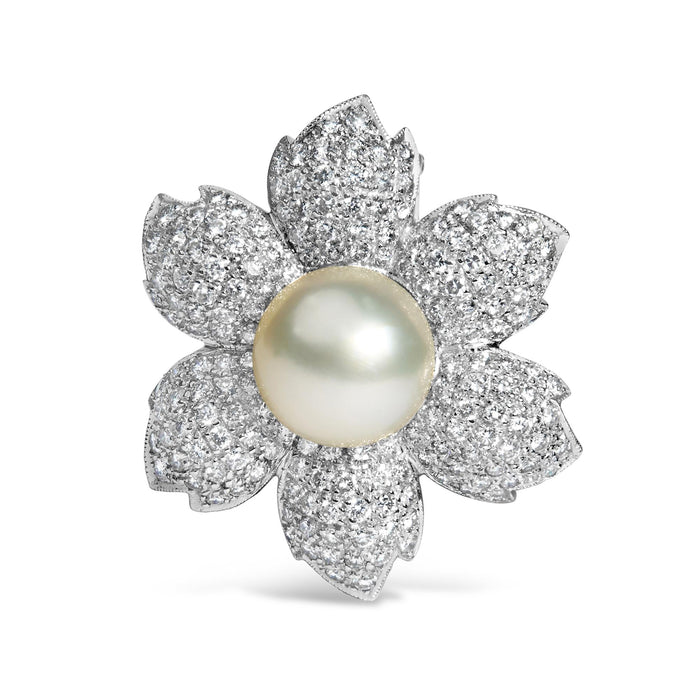 Broche prendedor floral con diamantes de 2 3/4 ct. p.t. y perla cultivada de agua dulce de 12.5 mm en oro blanco de 18K, foto 1