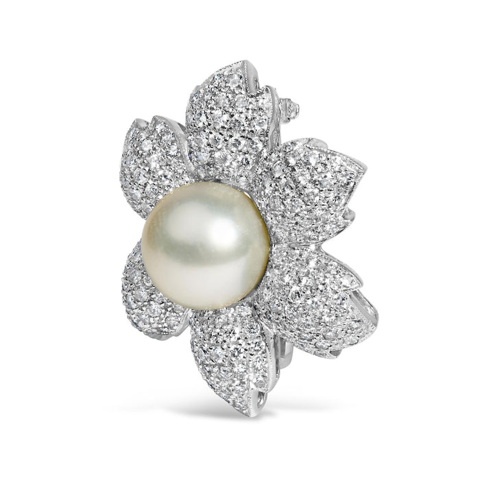 Broche prendedor floral con diamantes de 2 3/4 ct. p.t. y perla cultivada de agua dulce de 12.5 mm en oro blanco de 18K, foto 2