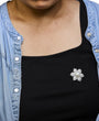 Broche prendedor floral con diamantes de 2 3/4 ct. p.t. y perla cultivada de agua dulce de 12.5 mm en oro blanco de 18K, foto 3