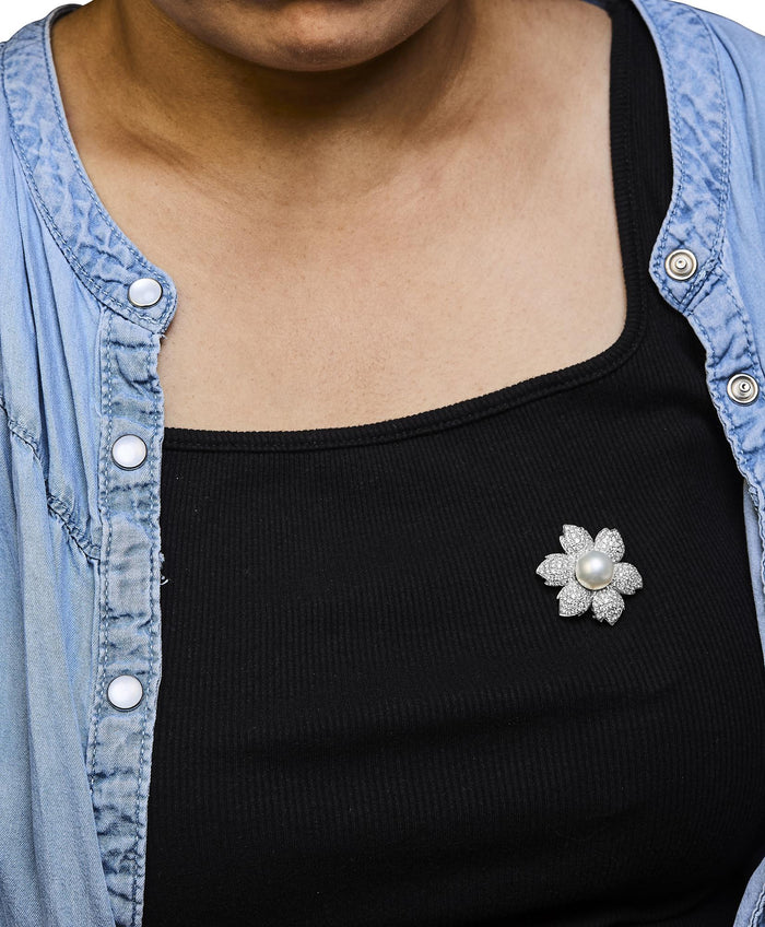 Broche prendedor floral con diamantes de 2 3/4 ct. p.t. y perla cultivada de agua dulce de 12.5 mm en oro blanco de 18K, foto 3