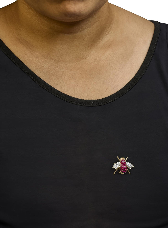 Broche prendedor de abejorro con diamantes de 3/8 ct. p.t. y rubí rojo de 6 3/4 ct. p.t. en oro amarillo de 18K, foto 3