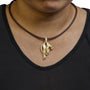 Collar con colgante de gato con diamantes de 1 ct. p.t. y cordón de piel café en oro de 18K, foto 3