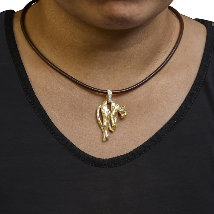 Collar con colgante de gato con diamantes de 1 ct. p.t. y cordón de piel café en oro de 18K, foto 3