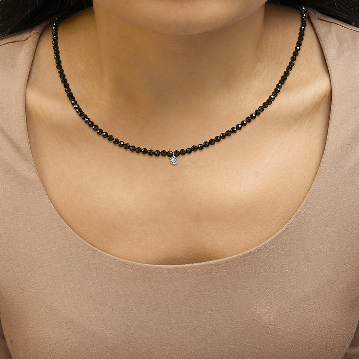 Collar de estaciones con cuentas de espinela negra y detalle de diamante en plata de ley, foto 3
