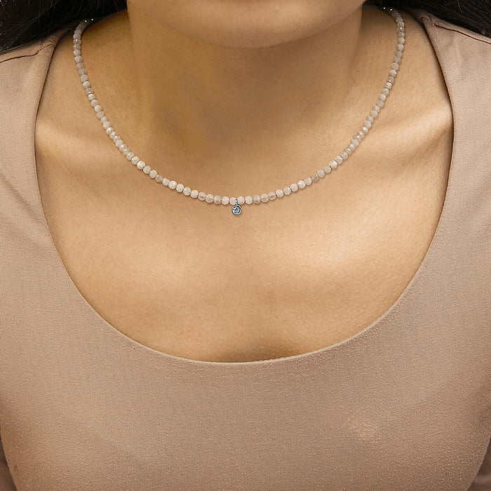Collar de estaciones con cuentas de piedra de luna y detalle de diamante en plata de ley, foto 3