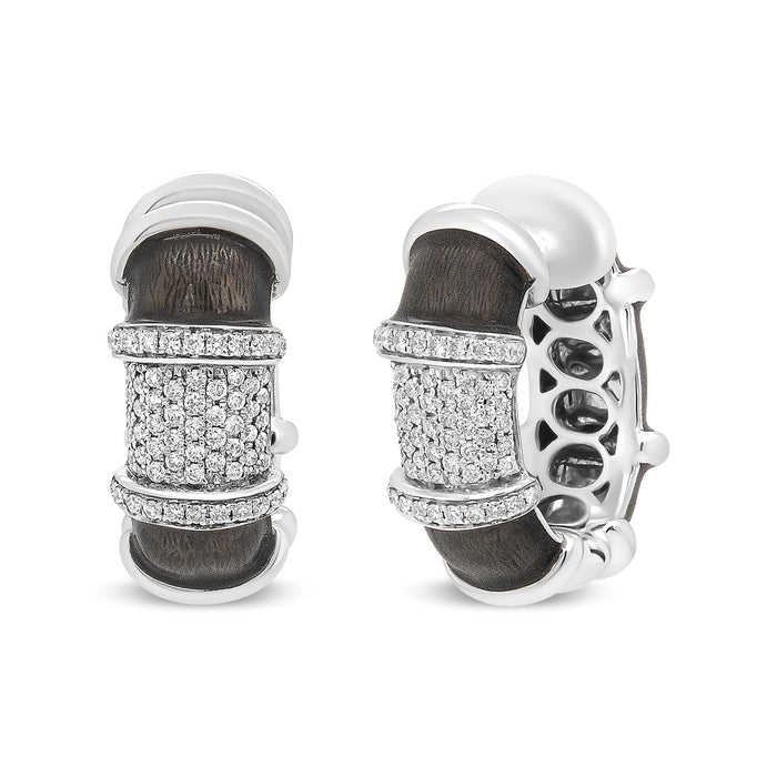 Aretes de aro Huggie de esmalte con diamantes de 5/8 ct. p.t. en plata de ley con baño flash de oro blanco de 18K, foto 1