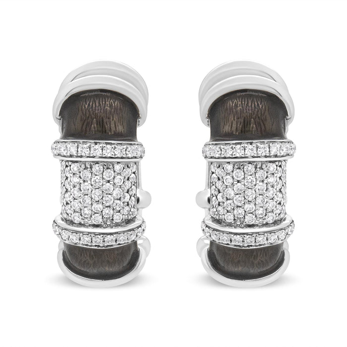 Aretes de aro Huggie de esmalte con diamantes de 5/8 ct. p.t. en plata de ley con baño flash de oro blanco de 18K, foto 2