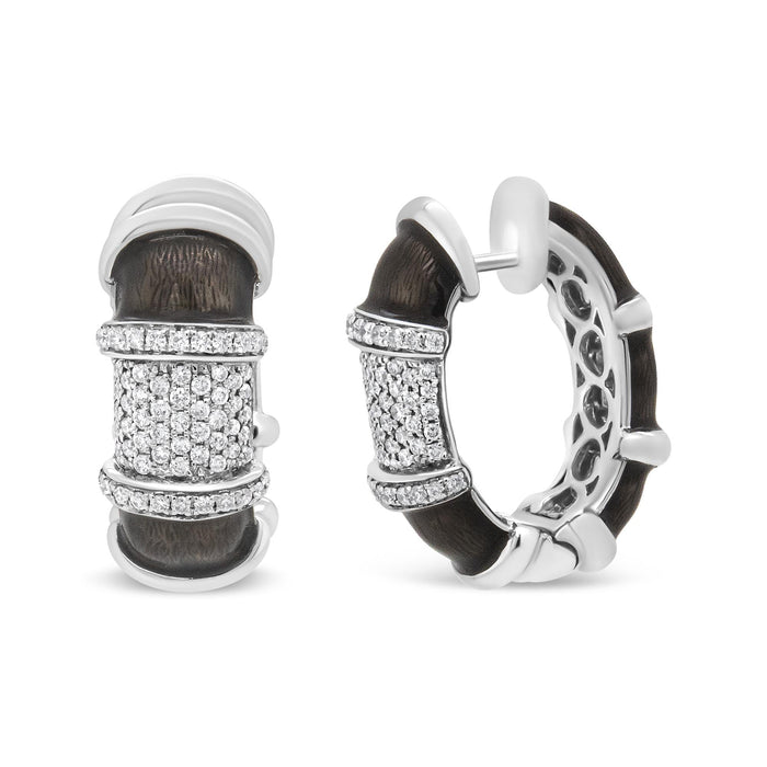 Aretes de aro Huggie de esmalte con diamantes de 5/8 ct. p.t. en plata de ley con baño flash de oro blanco de 18K, foto 4