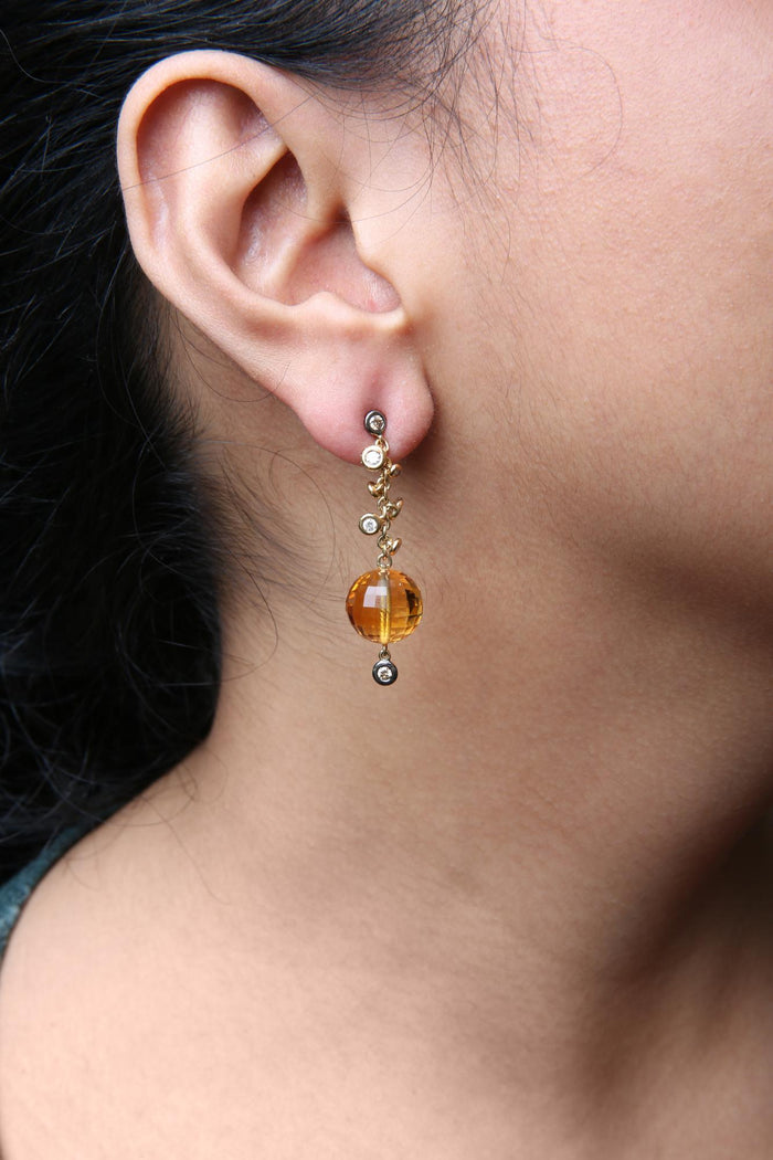 Aretes de botón colgantes con diamantes de 2/3 ct. p.t. y bola de citrino amarillo de 25mm en oro amarillo de 18K, foto 3