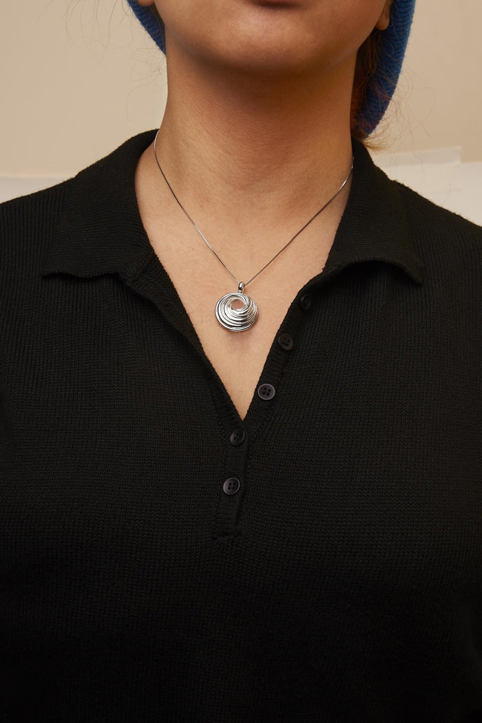 Collar con colgante de medallón con onda infinita en espiral en plata de ley, foto 3