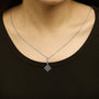 Collar con colgante de motivo cuadrado con topacio azul y zafiro blanco en plata de ley, foto 3